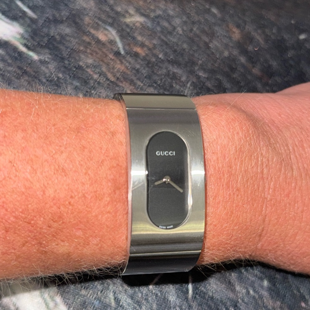 Gucci Silver Tone Bracelet Watch with Black Dial - Picture 5 of 10